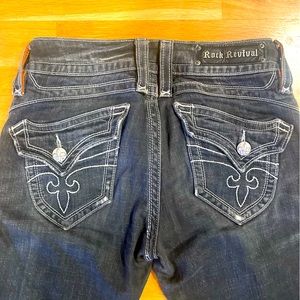 Women’s Rock Revivals size 28 Chrissie Straight leg